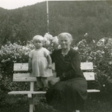 Karen Marie Moen ( f.Vermo ) sammen med barnebarnet Odlaug.