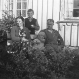 Agnes og Kristian Kittelsen med barna Harald og Odlaug. Bilde er tatt i Dalsfoss.