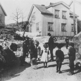 I 1909 returnerte Edvard Munch til Norge, først til Kragerø, for så etterhvert å slå seg til ro på eiendommen Ekely på Skøyen utenfor Oslo. Her er han avbildet ved staffeliet i Kragerø i 1909