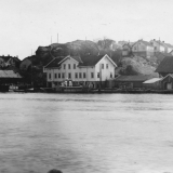 Bildet av “Øya” i Kragerø med Jens Lauersøns hus midt i bildet