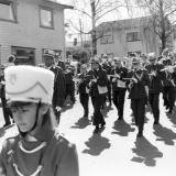 Helle skolemusikk korps marsjerer gjennom Helle sentrum
