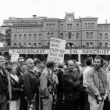 Demonstrasjon på Youngstorget i Oslo. Vi ser blant annet Kjell Eidet, Knut Dobbe og Knut Torgny Dobbe